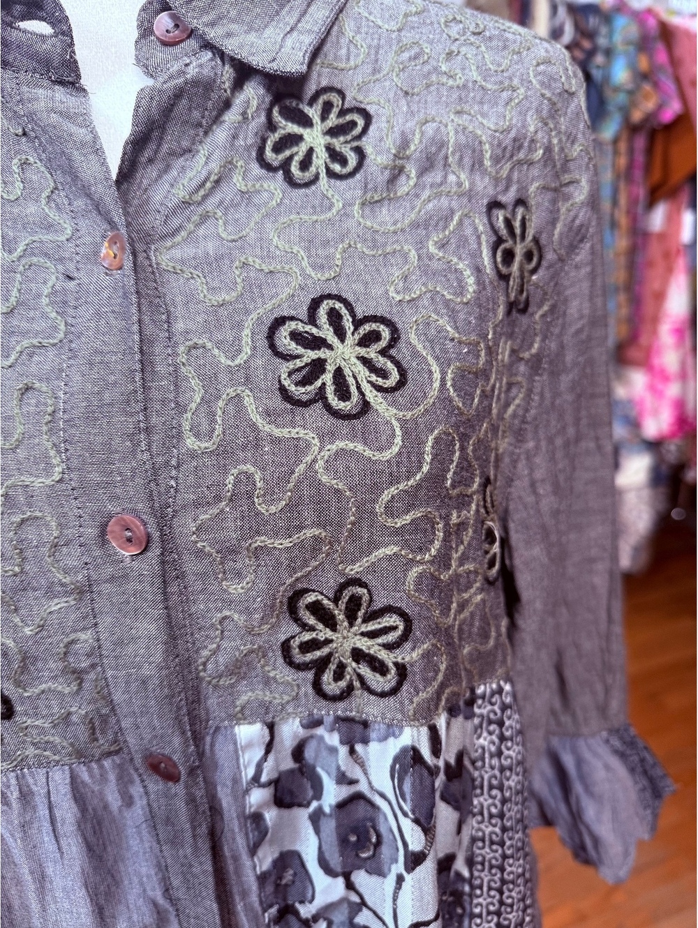 YOUNG THREADS Chambray Floral Embroidered Patchwork Tiered Tunic Top NWT Large - Picture 4 of 6